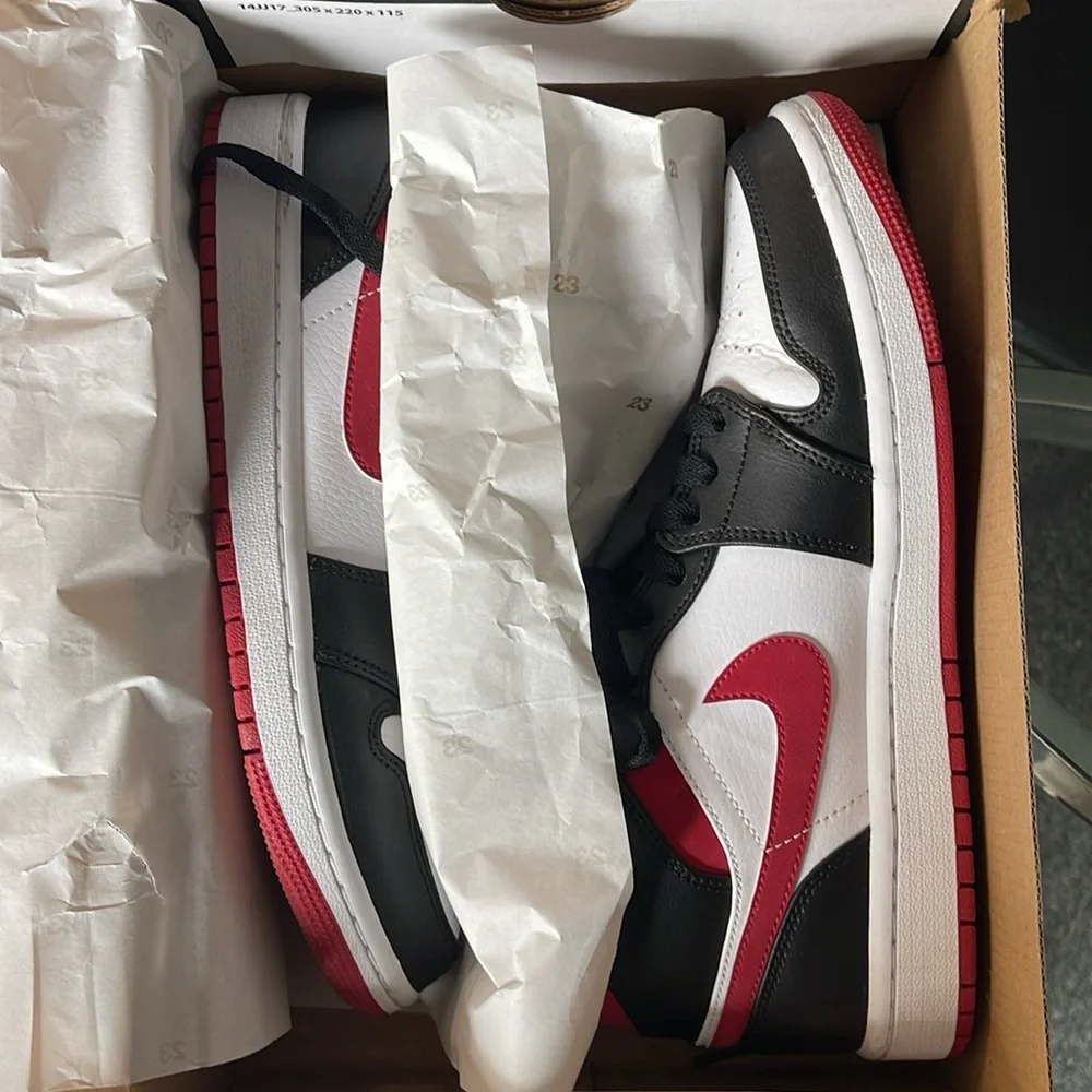 Air Jordan 1 Mid White/Gym Red/Black 554724-122 Size 9 ❤️🤍🖤